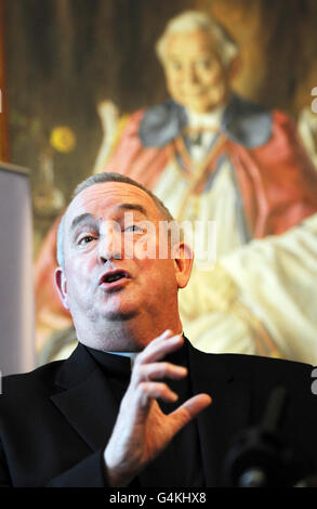 Reverend Graham Knowles, Dekan der St Paul's Cathedral, gibt bekannt, dass die Kathedrale heute wegen des Gesundheits- und Sicherheitsrisikos der Demonstranten der Occupy London Stock Exchange, die seit dem letzten Wochenende dort zelteten, geschlossen werden muss. Stockfoto