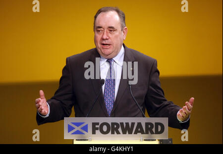 Vor ihrer Rede auf der 77. Jahrestagung der Scottish National Party im Eden Court Theatre in Inverness stellt der erste Minister, Alex Salmond, die stellvertretende erste Ministerin Nicola Sturgeon vor. Stockfoto