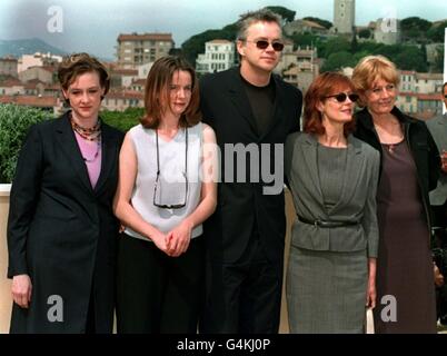 Regisseur Tim Robbins mit (von links) Joan Cusack, Emily Watson, Susan Sarandon und Vanessa Redgrave bei einer Fotoschau auf dem Dach des Palais des Festivals für den Film 'Cradle will Rock', während der Filmfestspiele von Cannes 1999 in Frankreich. Stockfoto