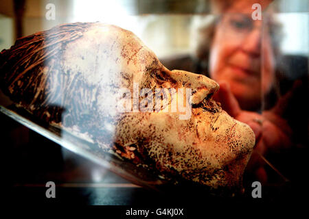 Jean Durkan aus Tullamore, Co. Offaly betrachtet die Totenmaske des gefeierten irischen Autors James Joyce, eines der Exponate im Little Museum of Dublin auf St. Stephen's Green, Dublin. Stockfoto