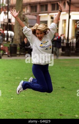 Männer benehmen sich schlecht Star Leslie Ash während einer Fotowand in Leicester Square, London, um die Flora Light Challenge for Women, ein drei Meilen Spaß laufen (oder zu Fuß), die am 11/7/99 in Londons Hyde Park stattfindet starten. Stockfoto