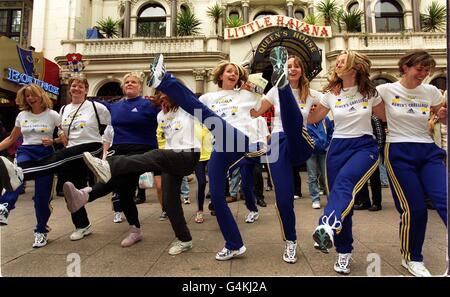 Männer benehmen sich schlecht Star Leslie Ash (Mitte) während einer Fotowand in Leicester Square, London, um die Flora Light Challenge for Women, eine drei Meilen Fun Run (oder Walk), die am 11/7/99, in Londons Hyde Park stattfindet starten. Stockfoto