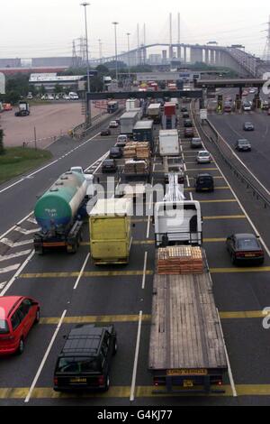 Die Szene auf der Autobahn M25 in London, als ein LKW-Konvoi auf nur 15 km/h abbremste, um gegen Treibstoff- und Straßensteuererhöhungen zu protestieren, als Teil der Protestkampagne für Lastwagen. Stockfoto