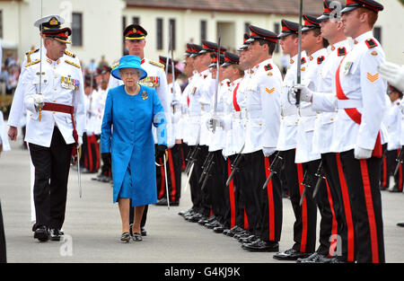 Die Königin inspiziert die Ehrengarde während der Zeremonie der Übergabe der neuen Farben (Regimental Flags) an das Australian Royal Military College in Duntroon in Canberra, Australien. Stockfoto