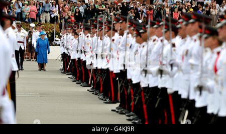 Die Königin inspiziert die Ehrenwache während der Zeremonie der Übergabe der neuen Farben (Regimental Flags) an das Australian Royal Military College in Duntroon in Canberra, Australien. Stockfoto