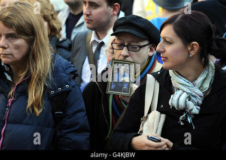 Fans der Coronation Street kommen zusammen, um ihren Respekt zu zollen, während der Sarg der Schauspielerin Betty Driver zur Beerdigung in die St. Ann's Church im Stadtzentrum von Manchester getragen wird. Stockfoto