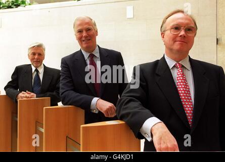 Von links: Sir Peter Bonfield, Chief Executive von BT (British Telecom), Sir Iain Vallance, Chairman, und Robert Brace, Finanzdirektor bei einer Fotoansage im BT Center in London, um die Ergebnisse von BT für das vierte Quartal und das Gesamtjahr bekannt zu geben. * 26/4/01: Vallance wird durch Sir Christopher Bland ersetzt, den ehemaligen Vorsitzenden des BBC-Gouverneursrats. Stockfoto