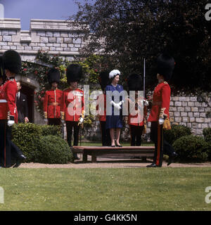 Königin Elizabeth II. Präsentiert den 1. Und 2. Bataillonen Coldstream Guards in Windsor Farben. Stockfoto