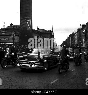 US-Präsident John F. Kennedy steht in einem offenen Fahrzeug und lächelt den Massen zu, die die Bürgersteige und Dächer der O'Connell Street auf seiner Ankunft in Dublin zu Beginn seiner Irland-Tour packen. * mit dem Kennedy im Auto war der irische Präsident Eamonn de Valera unterwegs, der ihn am Flughafen begrüßt hatte. Stockfoto