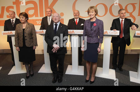 Präsidentschaftskandidaten, (von links nach rechts in der hinteren Reihe) Sean Gallagher, Martin McGuinness, David Norris, Gay Mitchell, mit (von links nach rechts in der ersten Reihe) Dana Rosemary Scallon, Michael D Higgins und Mary Davis, vor der Präsidentschaftskandidaten-Debatte, die von Google und Newstalk im Google Headquarter in Dublin veranstaltet wird. Stockfoto