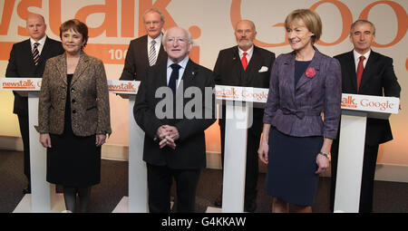 Präsidentschaftskandidaten, (von links nach rechts in der hinteren Reihe) Sean Gallagher, Martin McGuinness, David Norris, Gay Mitchell, mit (von links nach rechts in der ersten Reihe) Dana Rosemary Scallon, Michael D Higgins und Mary Davis, vor der Präsidentschaftskandidaten-Debatte, die von Google und Newstalk im Google Headquarter in Dublin veranstaltet wird. Stockfoto