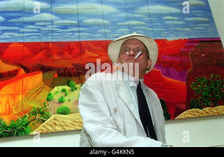 Der Künstler David Hockney vor einem seiner Grand Canyon Gemälde auf einer Pressekonferenz in der Royal Acadeetty in London, um eine neue Initiative in der diesjährigen Sommerausstellung in der Academy anzukündigen, einschließlich der ersten britischen Ausstellung seiner massiven Canyon Gemälde. * zwei der Gemälde des Grand Canyon sind mehr als 20 Fuß lang. Haben Tausende von Zuschauern zu einer großen Hockney-Ausstellung im Centre Centre de Centre de Paris gelockt. Hockneys sechs Gemälde des Grand Canyon werden in einer separaten Galerie gezeigt und drei Bronzen von Cragg werden im Hof der Akademie ausgestellt. Stockfoto