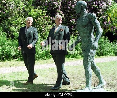 Alan Grieve (L) Vorsitzender der Jerwood Foundation mit Sir Jocelyn Stevens, Vorsitzender des englischen Erbes, bewundern Sie die Bronzeskulptur 'Walking man' von Dame Elizabeth Frink, eine von drei Skulpturen, die am Witley Court in der Nähe von Worcester enthüllt wurden, Stockfoto