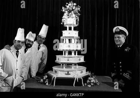 DIE OFFIZIELLE KÖNIGLICHE HOCHZEITSTORTE FÜR DIANA SPENCER UND PRINCE CHARLES VON DER ROYAL NAVY KOCHSCHULE 5 FUSS HOCH GEMACHT UND 255 ILBS HMS PEMBROKE IN CHATHAM Stockfoto