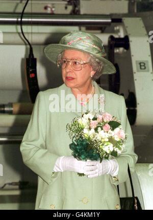 Die britische Königin Elizabeth II. Trägt eine Schutzbrille während ihres Besuchs im Werk von 3M United Kingdom PLC in Gorseinon, Wales. Stockfoto