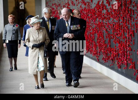 Die britische Königin Elizabeth II. Geht mit General Peter Cosgrove, dem Vorsitzenden des Australian war Memorial's council und ehemaligen Chef der Streitkräfte des Landes, während eines Besuchs des Australian war Memorial in der Hauptstadt Canberra im Südosten Australiens. Stockfoto