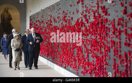 Die britische Königin Elizabeth II. Geht mit General Peter Cosgrove, dem Vorsitzenden des Australian war Memorial's council und ehemaligen Chef der Streitkräfte des Landes, während eines Besuchs des Australian war Memorial in der Hauptstadt Canberra im Südosten Australiens. Stockfoto