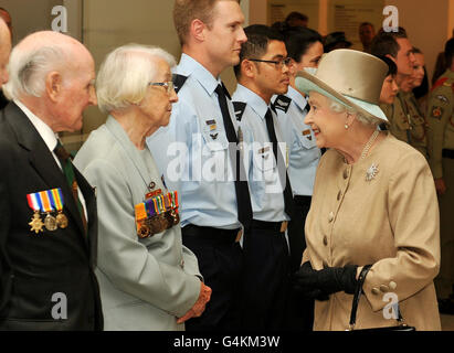 Die britische Königin Elizabeth II. Spricht mit der ehemaligen Army Nurse June Healey (77) im Museumsgebäude während eines Besuchs des Australian war Memorial in der Hauptstadt Canberra im Südosten Australiens. Stockfoto