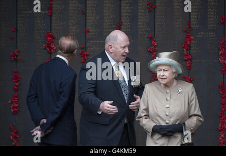 Die britische Königin Elizabeth II. Geht mit General Peter Cosgrove, dem Vorsitzenden des Australian war Memorial's council und ehemaligen Chef der Streitkräfte des Landes, während eines Besuchs des Australian war Memorial in der Hauptstadt Canberra im Südosten Australiens. Stockfoto