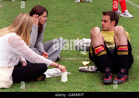 Die Fernsehmoderatoren Jamie Theakston machen eine Pause mit Beverley Turner während des Film Industry Football eEvent (F.I.F.E.) 1999 auf dem Stamford Bridge Football Ground, London. Die Veranstaltung brachte Geld für die NCH-Aktion für Kinder-Kampagne „Haus unserer Jugend 2000“ ein. * Heimat des Chelsea Football Club Stockfoto