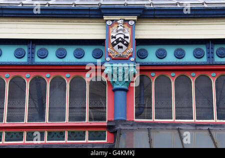 Heraldische Motiv auf dem historischen Großhandelsmarkt in Huddersfield Stockfoto