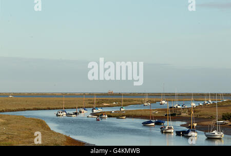 North Norfolk Coastal Views - Blakeney. Ein allgemeiner Blick auf das kleine Fischerdorf Blakeney an der Nord-Norfolk-Küste. Stockfoto