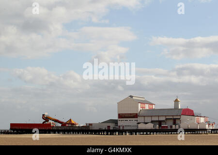 Außerhalb der Saison Britische Küstenstädte - Great Yarmouth. Eine allgemeine Ansicht des Britannia Pier in der Norfolk Küstenstadt Great Yarmouth Stockfoto