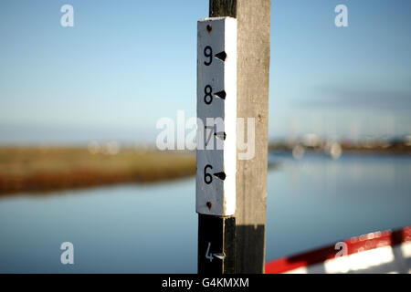 North Norfolk Coastal Views - Blakeney. Ein Tiefenmesser am Kai im kleinen Fischerdorf Blakeney an der North Norfolk Coast. Stockfoto