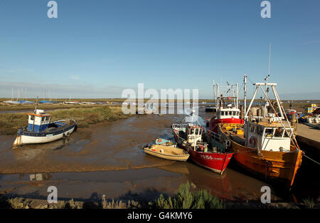 Ein allgemeiner Blick auf den Hafen und die Fischerboote im kleinen Fischerdorf Brancaster Staithe an der Norfolkküste. Stockfoto