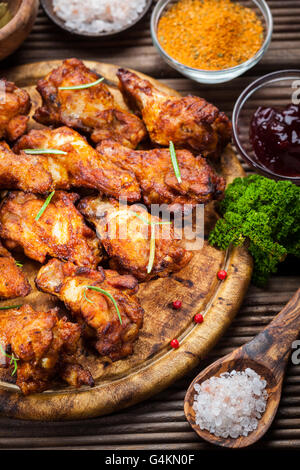 BBQ Chicken Wings mit Gewürze und dips Stockfoto
