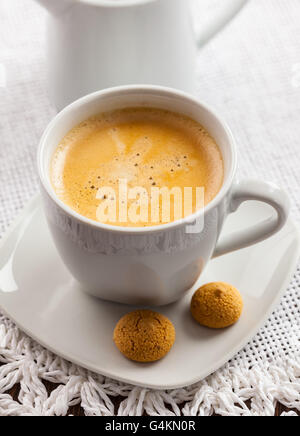 Tasse Kaffee auf Holztisch Stockfoto