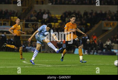 Samir Nasri (Mitte) von Manchester City erzielt ihr zweites Tor Stockfoto