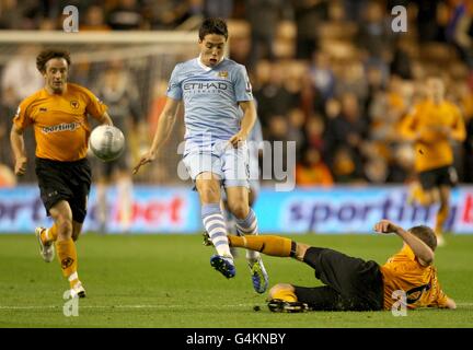 Fußball - Carling Cup - vierte Runde - Wolverhampton Wanderers gegen Manchester City - Molineux. Samir Nasri (Mitte) von Manchester City wird von Jody Craddock von Wolverhampton Wanderers herausgefordert (rechts) Stockfoto