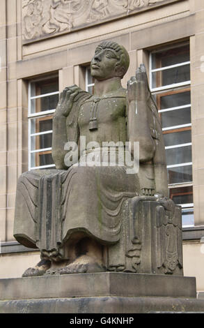 Jugend in Erwartung Inspiration durch James Woodford 1939 ist eine Skulptur außerhalb der Art-déco-öffentliche Bibliothek in Huddersfield Stockfoto