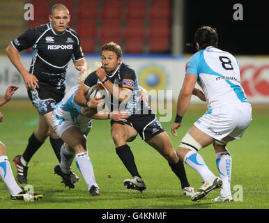 Rugby Union - RaboDirect PRO12 - Glasgow Warriors gegen Ospreys - Firhill Stadium. Chris Cusiter von Glasgow Warriors (Mitte) in Aktion während des RaboDirect PRO12-Spiels im Firhill Stadium, Glasgow. Stockfoto