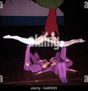 Margot Fonteyn und Rudolf Nureyev bei einer Probe von Roland Petit's neuem Ballett 'Paradise Lost' in Covent Garden in London. Das Ballett wird am 23. Februar 1967 bei der Royal Ballet Benevolent Fund Gala seine Weltpremiere feiern. Stockfoto