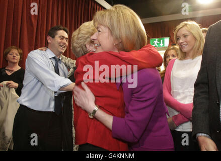 Die Kandidatin Mary Davis wird von einem Freund bei der Bekanntgabe der ersten Vorzugsstimmen bei den irischen Präsidentschaftswahlen im Count Center in Dublin Castle umarmt. Michael D Higgins wird Irlands neunter Präsident sein. Stockfoto