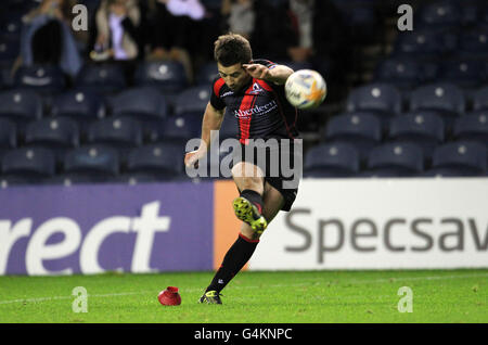 Der Edinburgher Greig Laidlaw startet eine Konvertierung während des RaboDirect PRO12-Spiels in Murrayfield, Edinburgh. Stockfoto