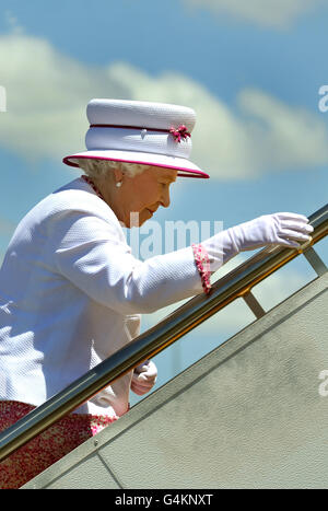 Queen Elizabeth II steigt am Perth International Airport in Westaustralien die Flugzeugtreppe an, bevor sie ihr British Airways-Flugzeug besteigt, um nach einer erfolgreichen 11-tägigen Tour durch Australien nach Hause zu fliegen. Stockfoto