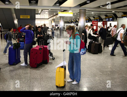 Passagiere stehen Schlange, um Tickets für eine andere Fluggesellschaft im Terminal 3, Heathrow, zu kaufen, als Hunderte von Passagieren heute in Großbritannien gestrandet waren, nachdem die Fluggesellschaft Qantas alle ihre Flüge aufgrund eines erbitterten Arbeitskonflikts geerdet hatte. Stockfoto