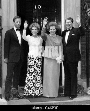 Von links nach rechts Mark Thatcher, Nancy Reagan, Premierministerin Margaret Thatcher und der ehemalige amerikanische Präsident Ronald Reagan vor der Downing Street 10, bevor sie sich zum Abendessen hinsetzten. Stockfoto