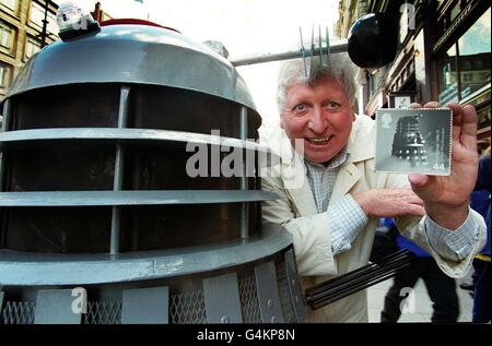 Tom Baker, der DR Who in der BBC TV-Serie spielte, posiert mit einem Dalek, um eine neue Autogrammgalerie im Strand Stamp Center, London, zu eröffnen. Baker fügte seine Unterschrift zu einer neuen Royal Mail Dalek-Marke hinzu, die als Teil der Unterhaltungsserie ausgegeben wurde. Stockfoto