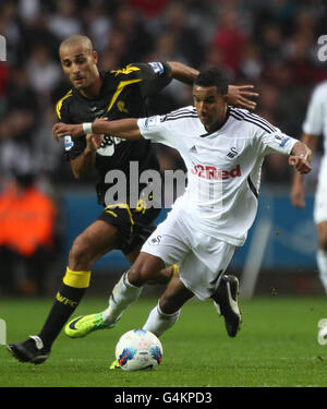 Scott Sinclair von Swansea City hält Darren Pratley von Bolton Wanderers (links) während des Spiels der Barclays Premier League im Liberty Stadium in Swansea ab. Stockfoto