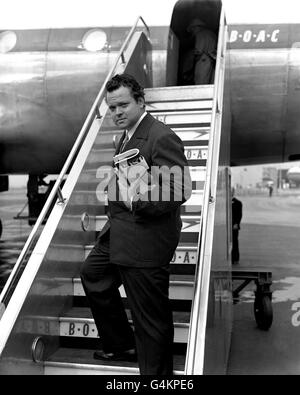 Orson Welles, der amerikanische Autor, Schauspieler und Produzent, verlässt den Flughafen London nach Rom. Stockfoto