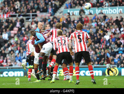 James Collins von Aston Villa (oben links) punktet beim Spiel der Barclays Premier League im Stadium of Light, Sunderland. Stockfoto