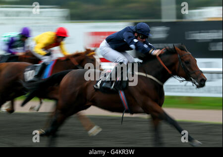 Focail Maith von Jockey Frederik Tylicki gewinnt den SCA Recycling UK Ltd Handicap Stakes auf der Rennbahn Lingfield Park Stockfoto