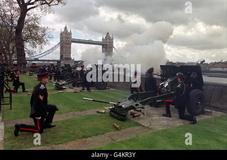 Die 62 Gun Royal Salute, die von der ehrenwerten Artillerie zu Ehren des 73. Geburtstages der Queen in der Nähe der Tower Bridge in London abgefeuert wurde. Die Königin feiert ihren Geburtstag während einer Königstour in Südkorea. Stockfoto