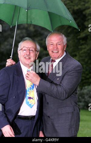 TV-Wettermann Michael Fish (links) und Ex-Boxer Henry Cooper gehörten zu denen, die Auszeichnungen als beste Krawatten des Landes gesammelt. Sie erhielten ihren Top of the Knots Award - eine goldene Krawatte - von der Guild of British Tie Makers bei einem Londoner Empfang. Stockfoto