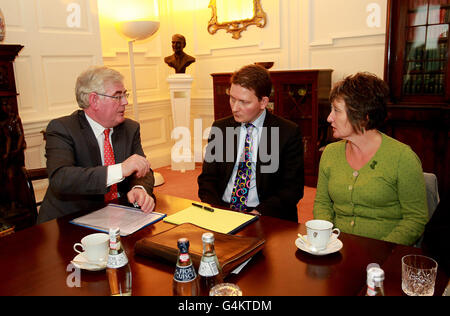 Geraldine Finucane, Witwe des ermordeten Rechtsanwalts Pat Finucane, trifft sich heute mit ihrem Sohn Michael mit Tanaiste und dem Außenminister Eamon Gilmore im Außenministerium von Dublin. Stockfoto