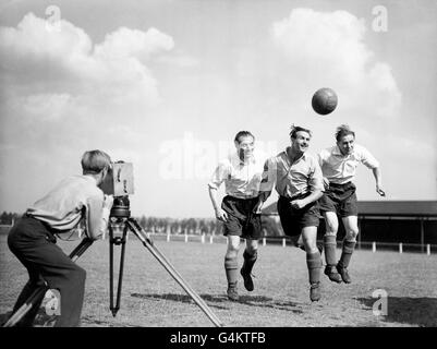 Berühmte Fußball-Internationals (l-r) Stanley Matthews, Stanley Mortensen (Blackpool) und George Hardwick (Middlesbrough) in einem Lehrfilm der Football Association, in Hendon. Stockfoto